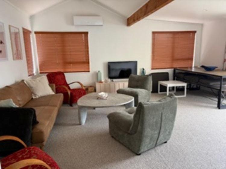 Communal lounge/ TV room, TV and multimedia, Living room, Seating area, Dining area, air conditioner