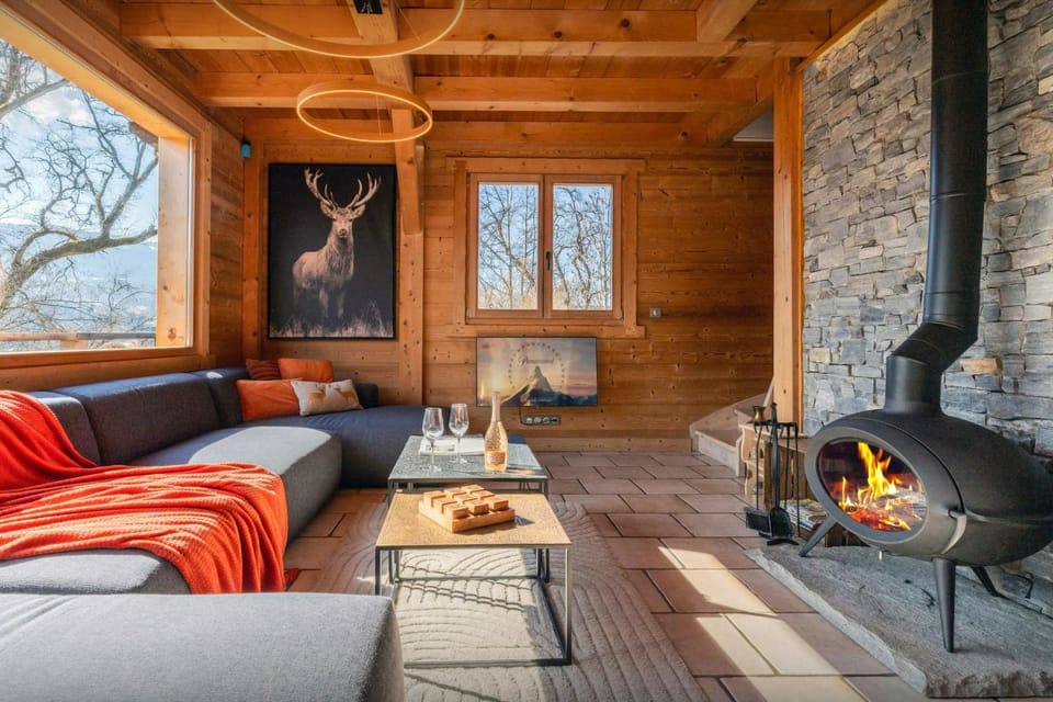 Communal lounge/ TV room, Winter, TV and multimedia, Living room, Seating area, Evening entertainment