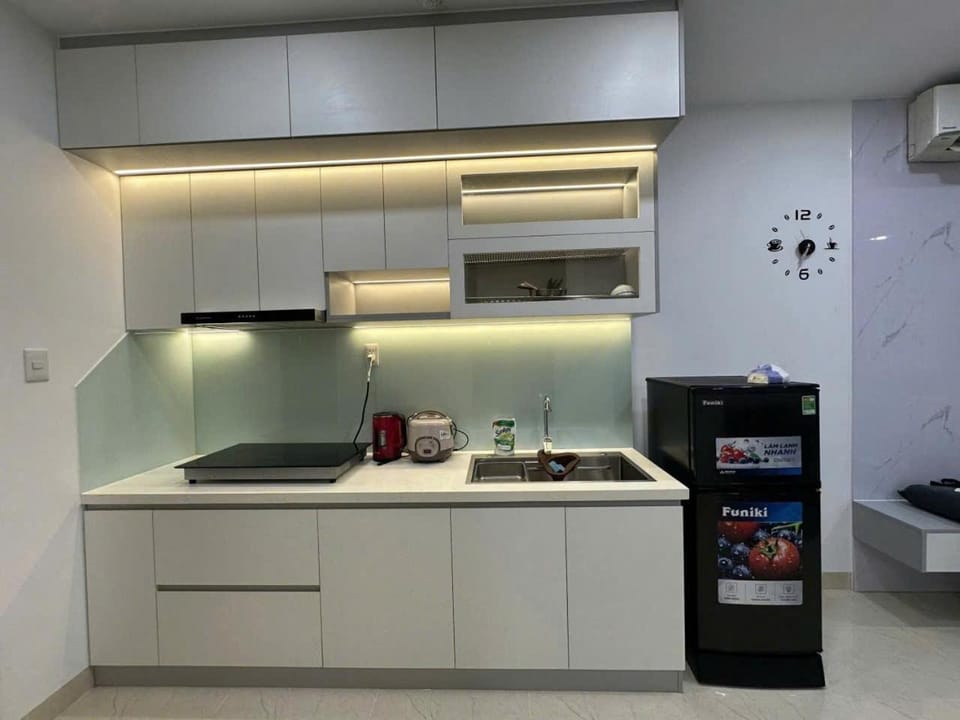 Kitchen or kitchenette, minibar, stove
