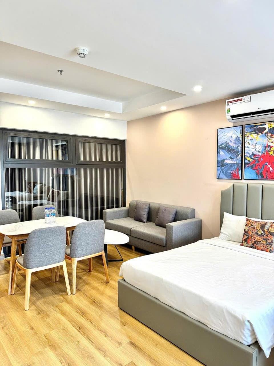 Bed, Living room, Photo of the whole room, Seating area, Bedroom