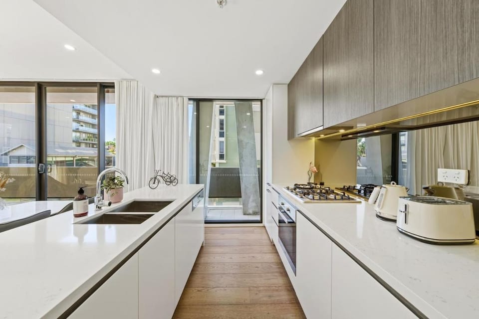 Cozy 2 Bedroom Apt at Waterloo Apartment in Kensington