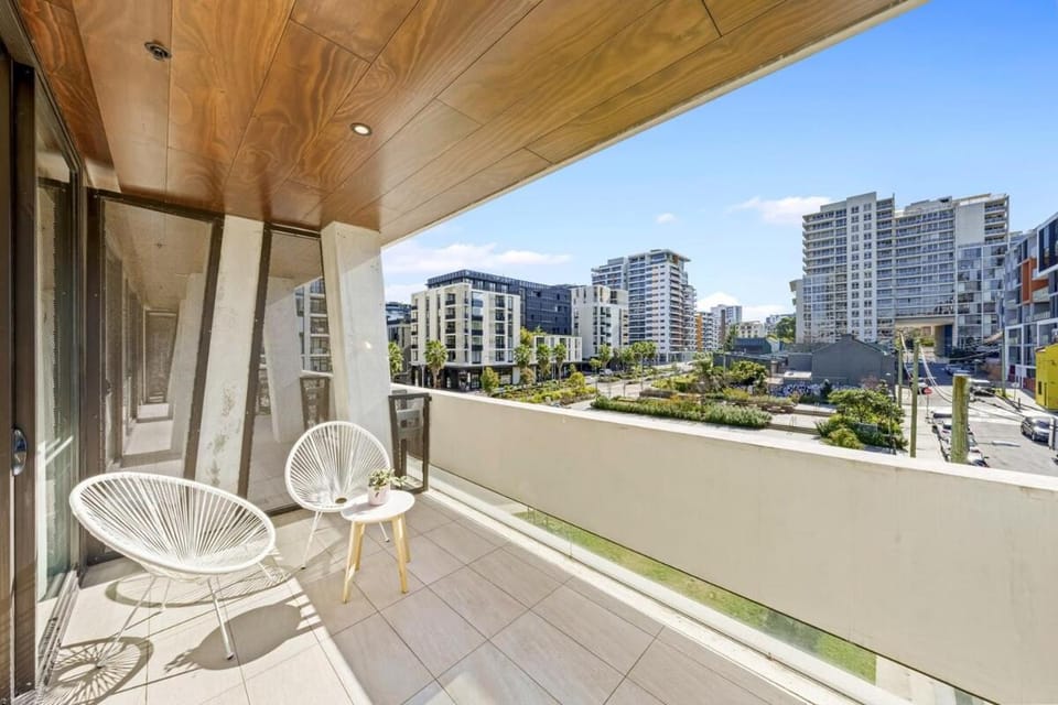 Cozy 2 Bedroom Apt at Waterloo Apartment in Kensington
