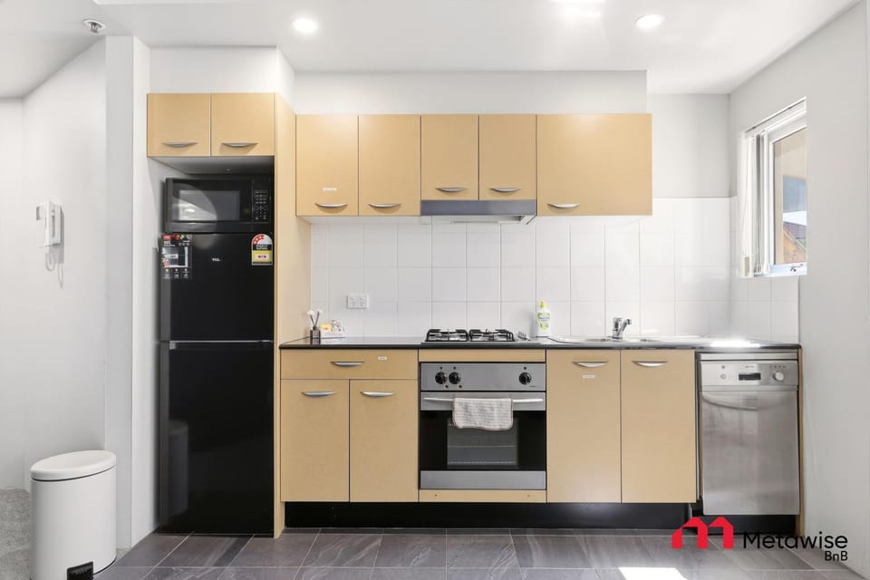 Kitchen or kitchenette, dishwasher, oven