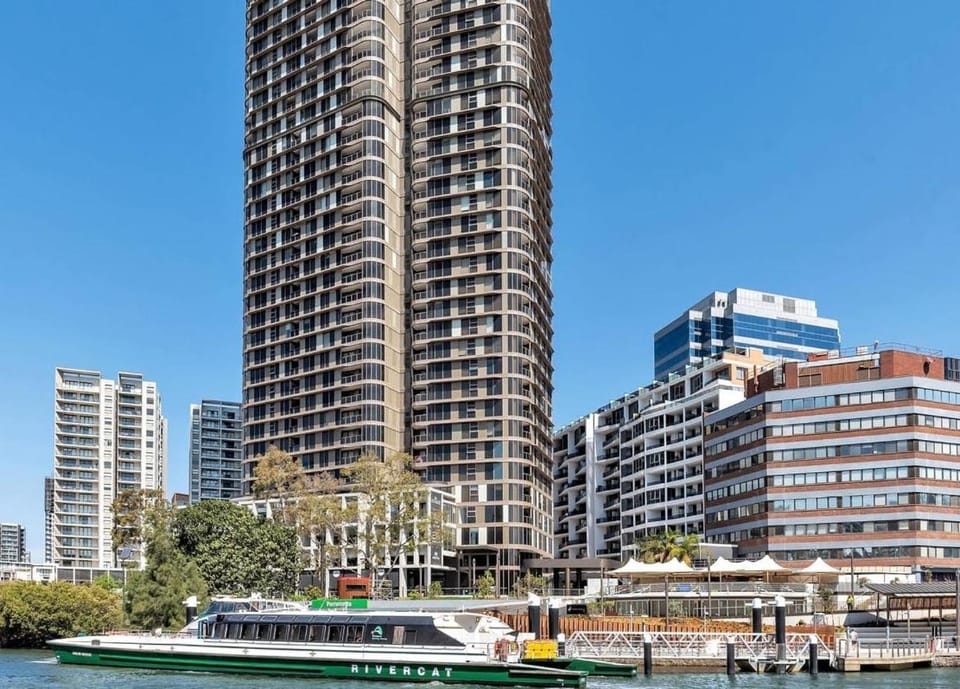 Luxe 2BR 2BA King Bed Spectacular Views, Pools & Spa Apartment in Parramatta