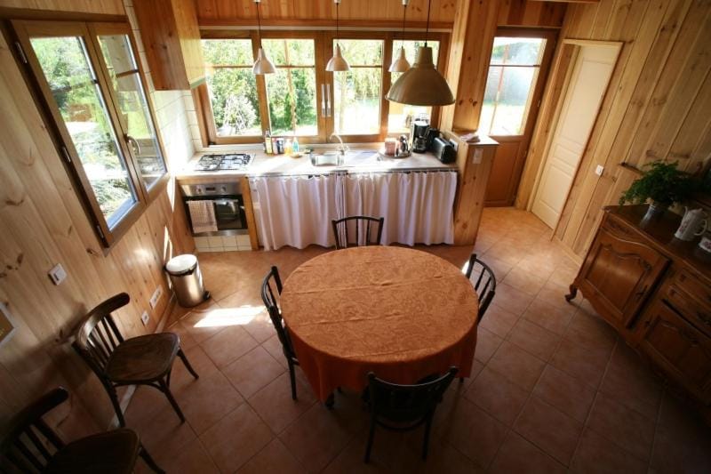 Kitchen or kitchenette, Dining area