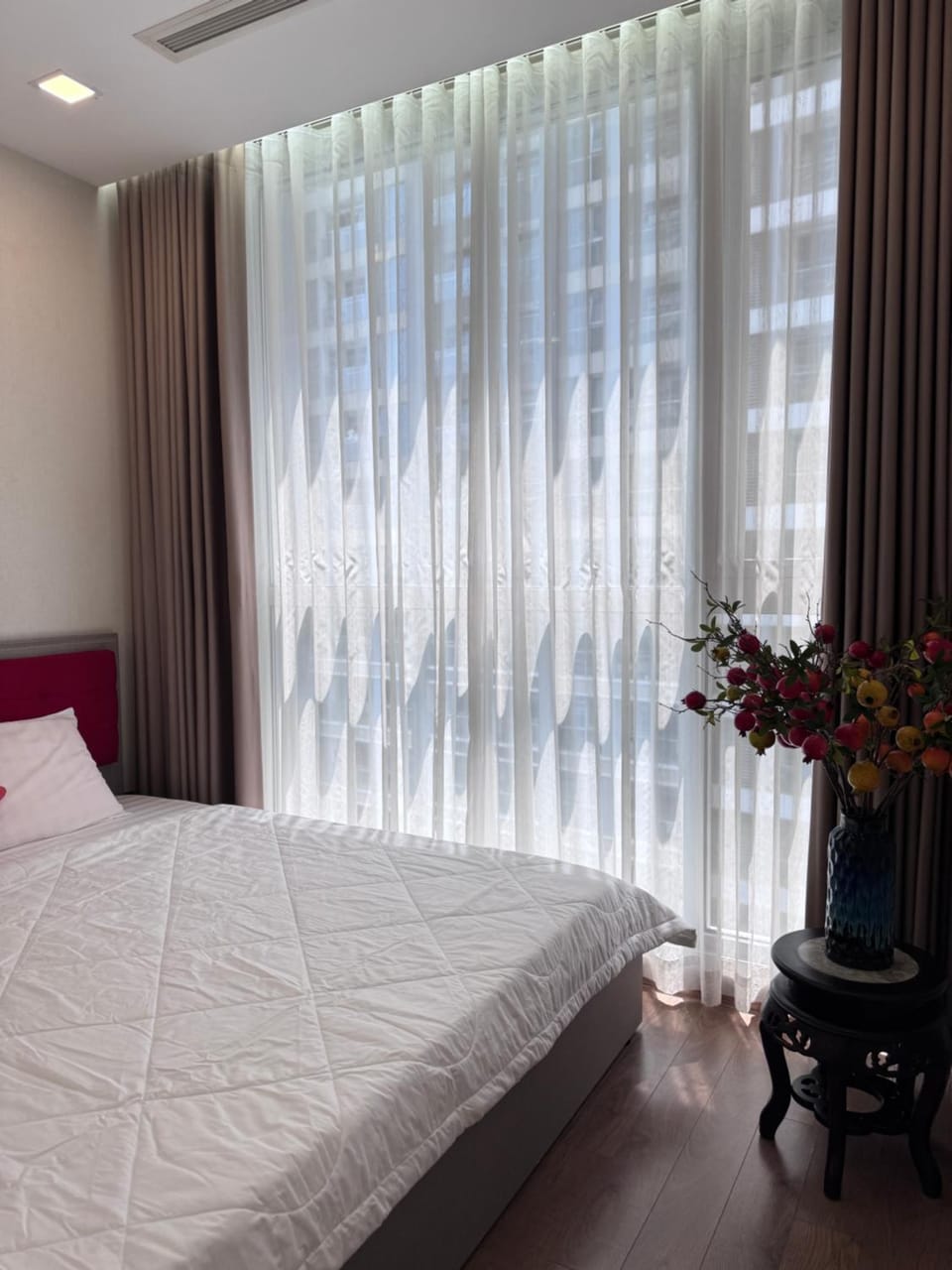 Share 1 phòng ngủ view sông siêu đẹp bên cạnh Lanmark 81 -chỉ nhận khách nữ Bed and Breakfast in Ho Chi Minh City