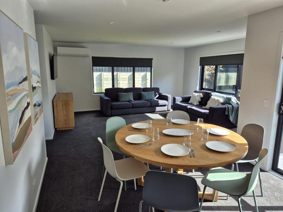 New Modern Taupo Escape just minutes from Township House in Taupo