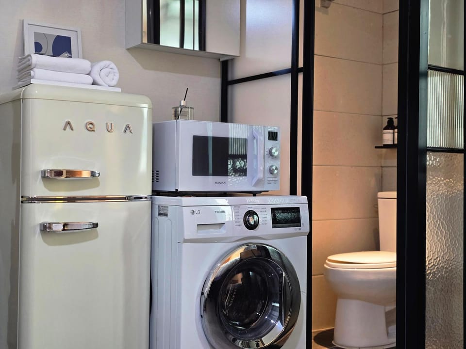 Photo of the whole room, washing machine