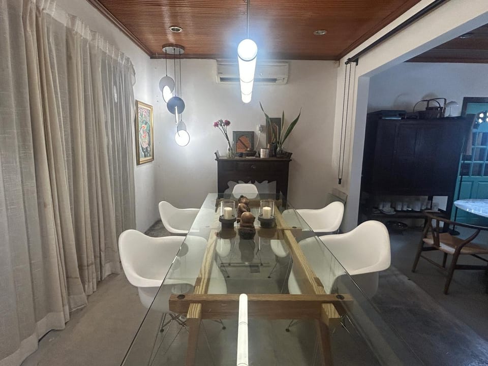 Chic Designer Master Bedroom in Shared Bungalow near LRT SS1 PJ Vacation rental in Petaling Jaya