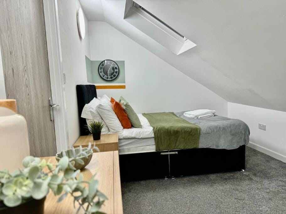 Bed, Living room, Photo of the whole room, Seating area, Bedroom