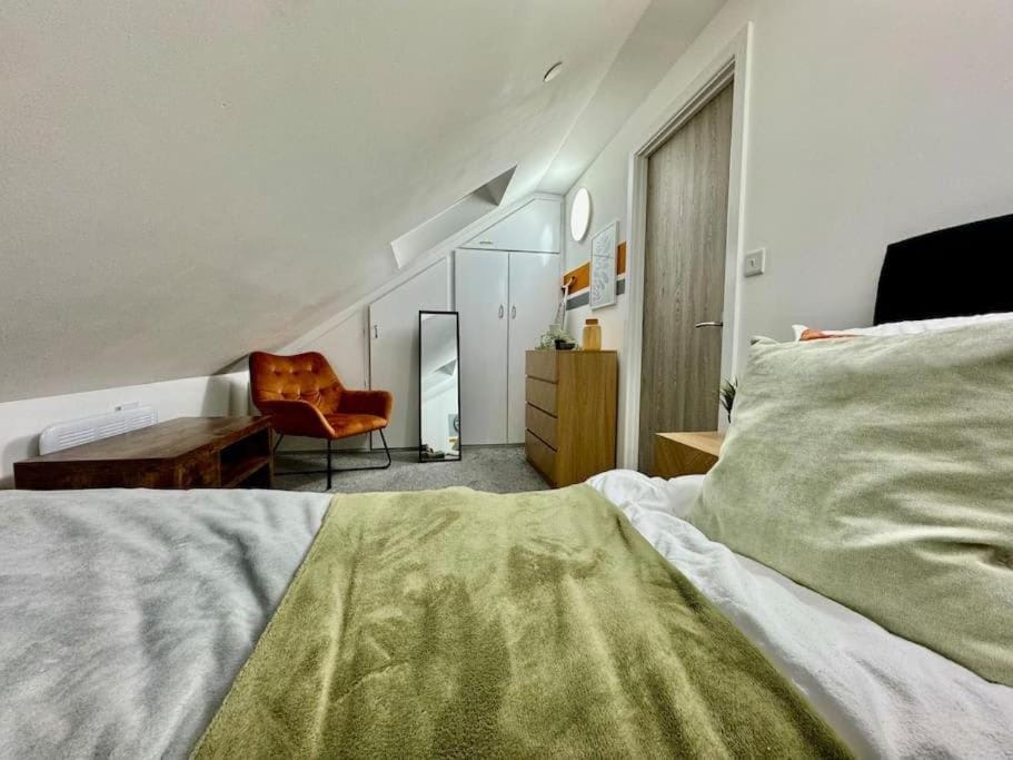 Bed, TV and multimedia, Living room, Photo of the whole room, Seating area, Bedroom, wardrobe