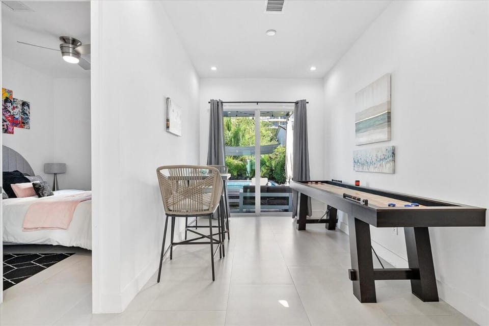 Miami Luxury 4BR Oasis with Private Pool, Outdoor Kitchen & Patio Villa in Coconut Grove