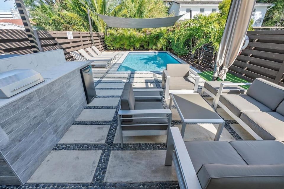 Miami Luxury 4BR Oasis with Private Pool, Outdoor Kitchen & Patio Villa in Coconut Grove