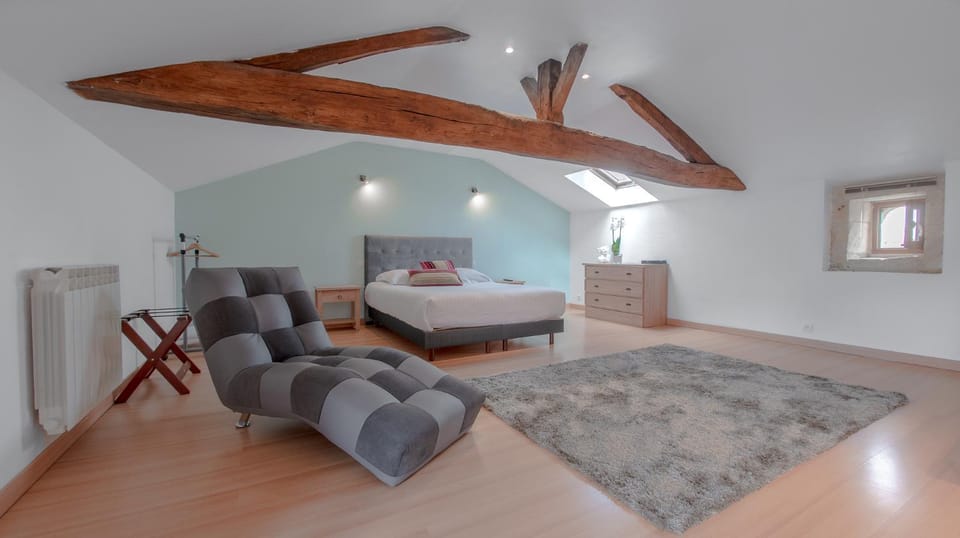 Photo of the whole room, Bedroom