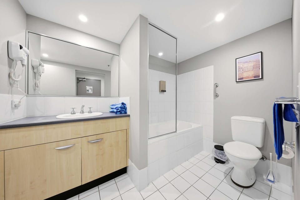 Shower, Toilet, Bathroom, towels