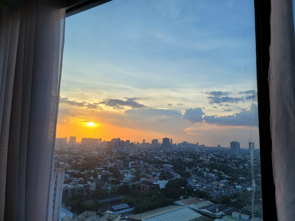 Ideal Family Gateaway Connected to Eastwood Mall Apartment in Las Pinas