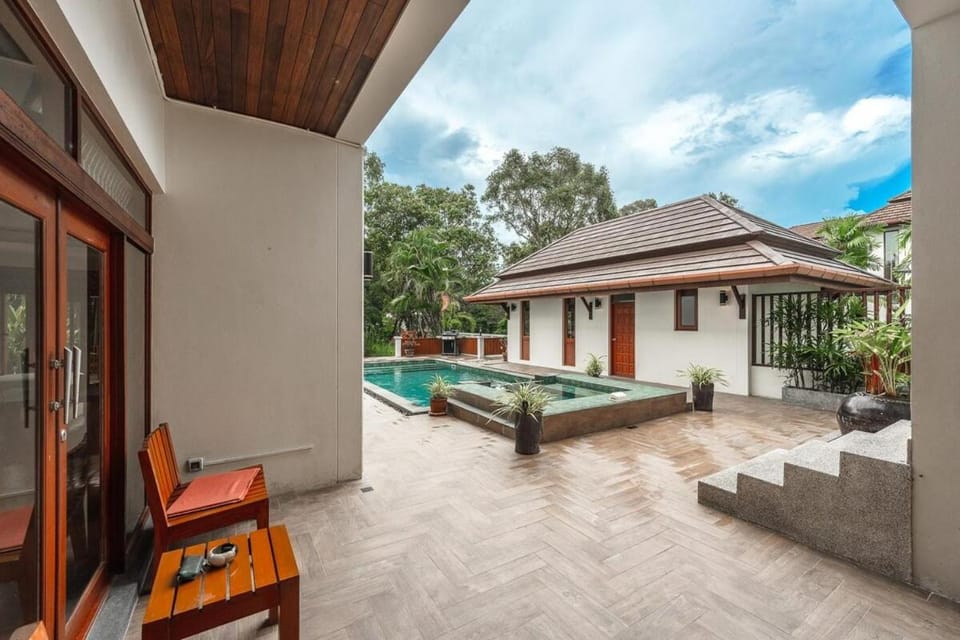 Luxury 5 BR Pool villa jacuzzi Best value Villa in Chalong