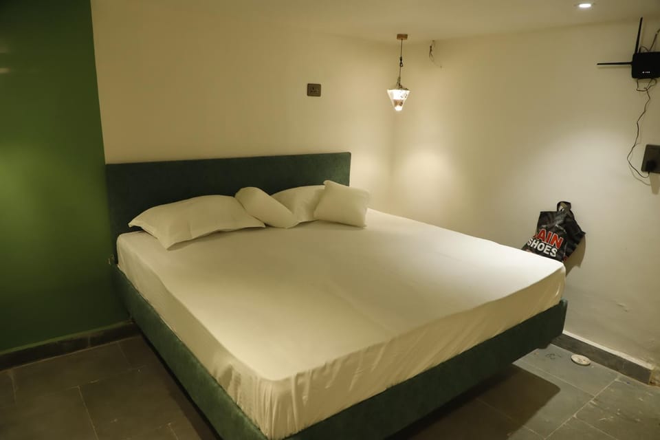 Bed, Bedroom, room service