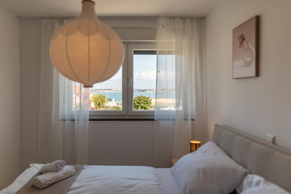 Bed, Natural landscape, Photo of the whole room, Bedroom