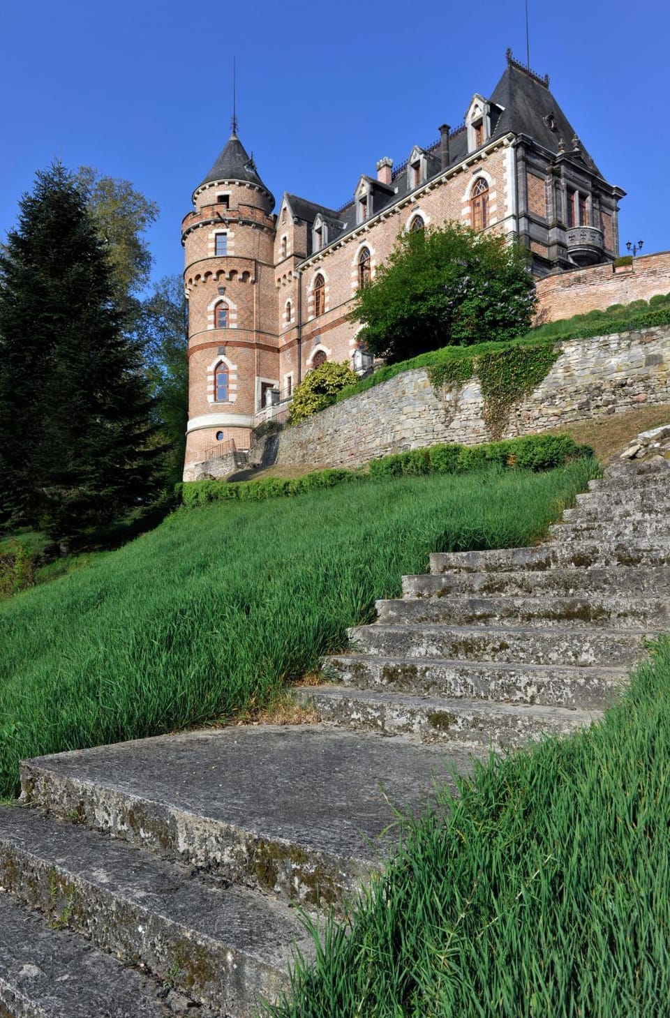 Château de Maulmont Hotel in Auvergne-Rhône-Alpes