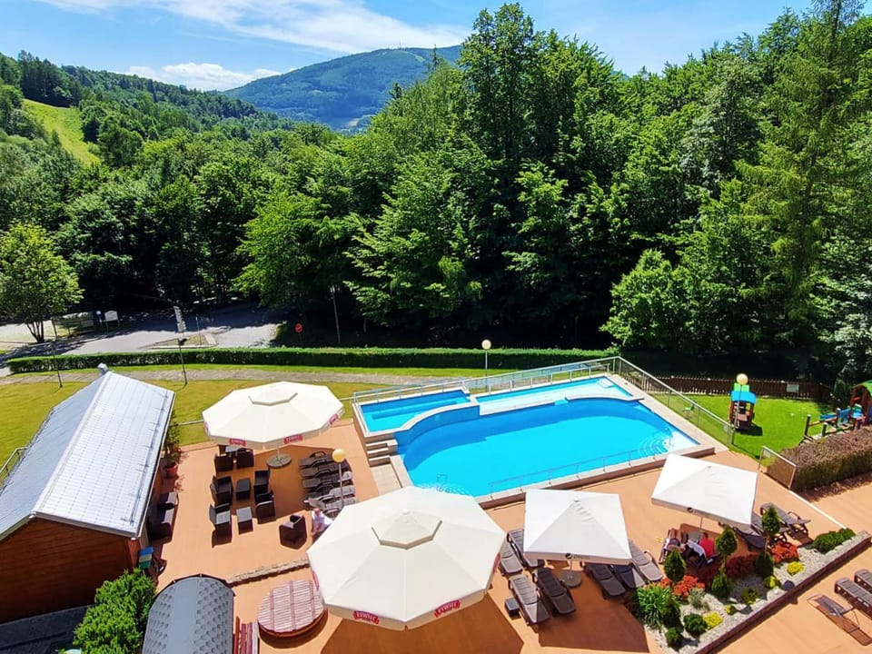 Nearby landmark, Restaurant/places to eat, Natural landscape, Summer, Garden, Landmark view, Mountain view, Pool view, Swimming pool, pet friendly, sunbed