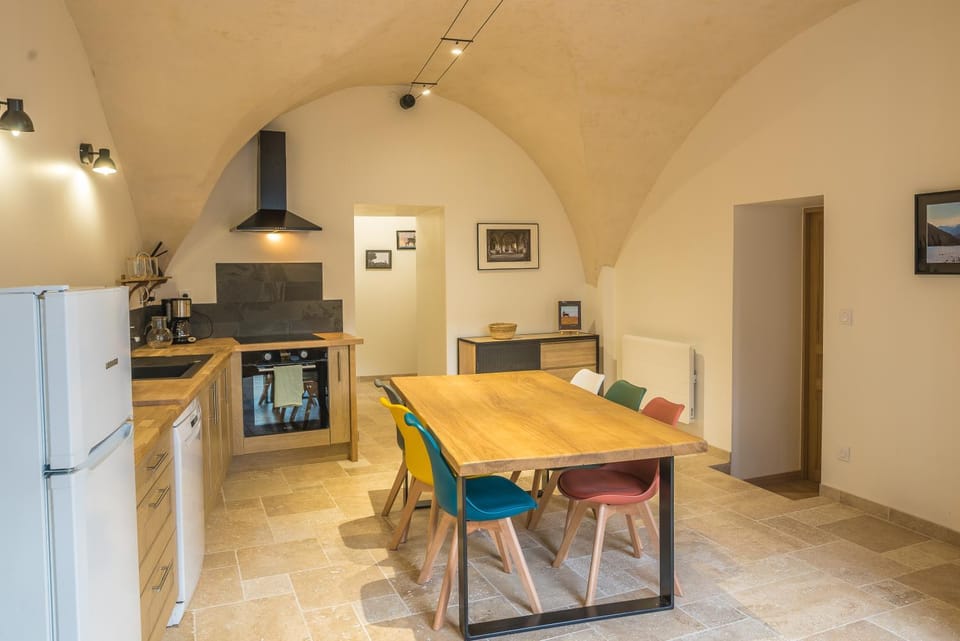 Kitchen or kitchenette, Dining area, oven, stove