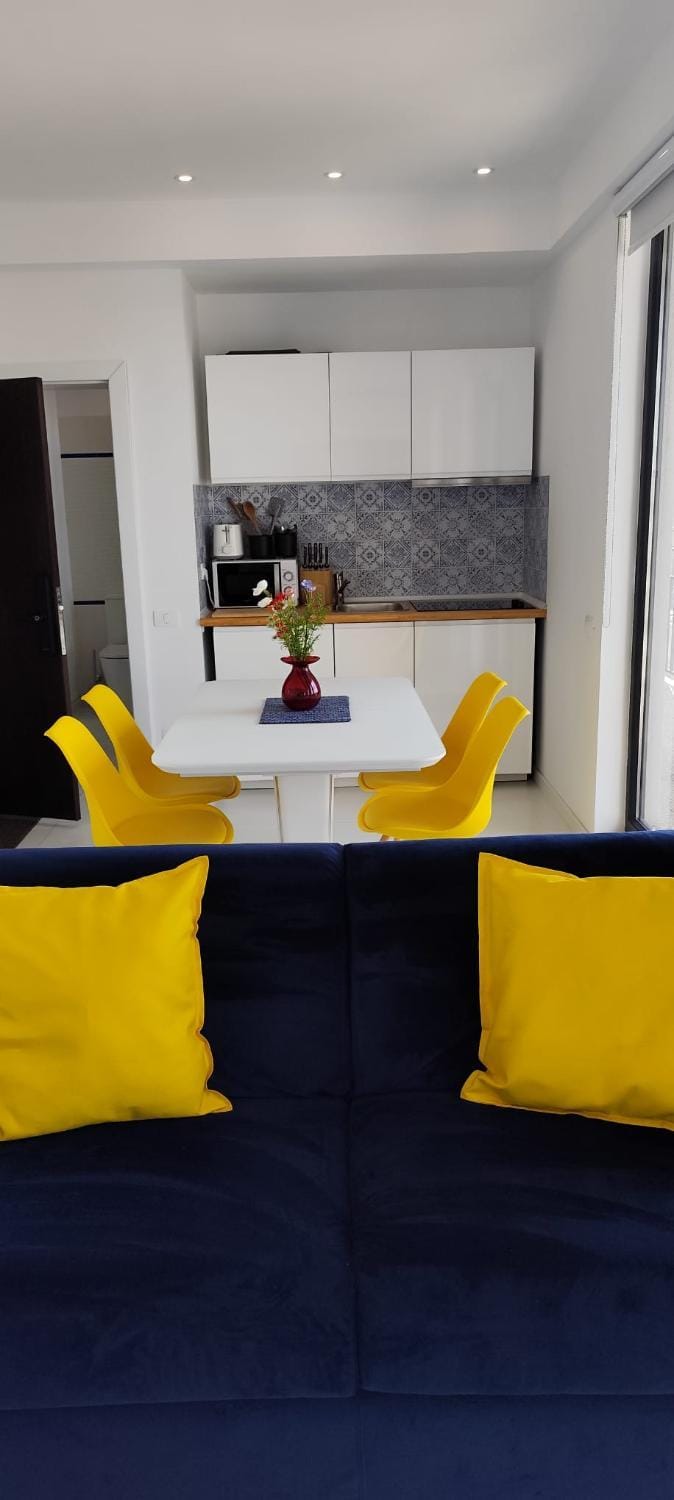 Coffee/tea facilities, dishwasher, microwave, stove, toaster