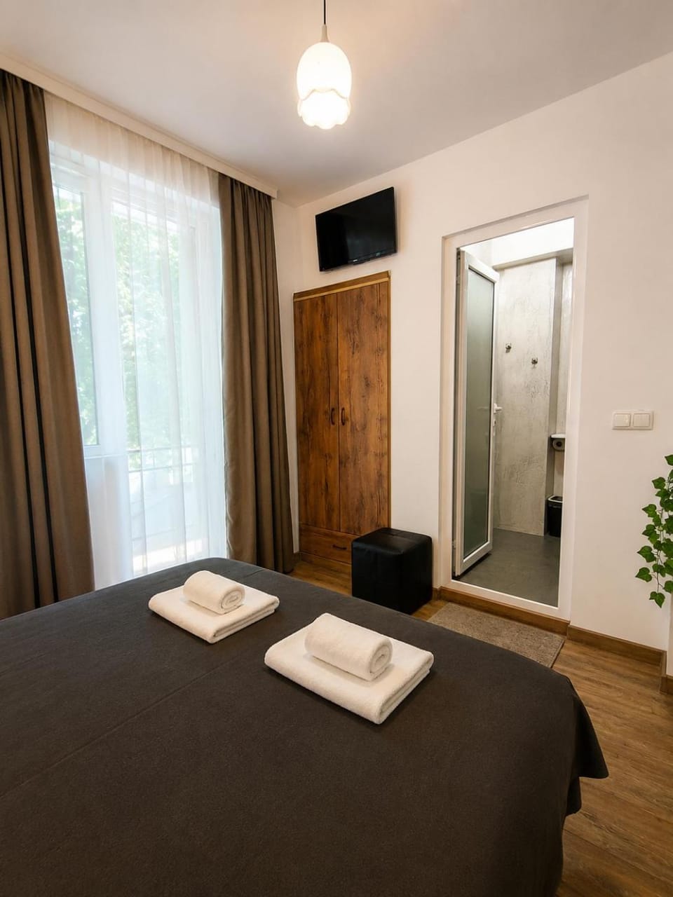Photo of the whole room, Bedroom, towels, wardrobe