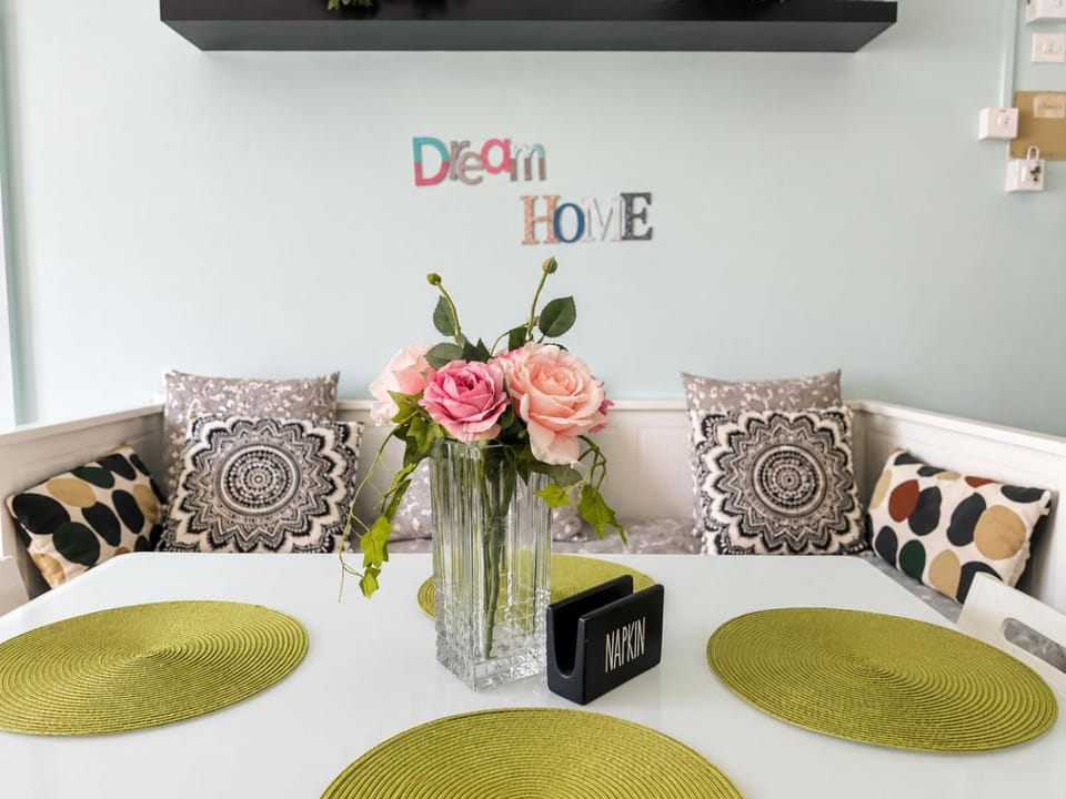 Seating area, Dining area