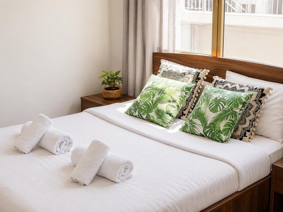 Bed, towels, air conditioner