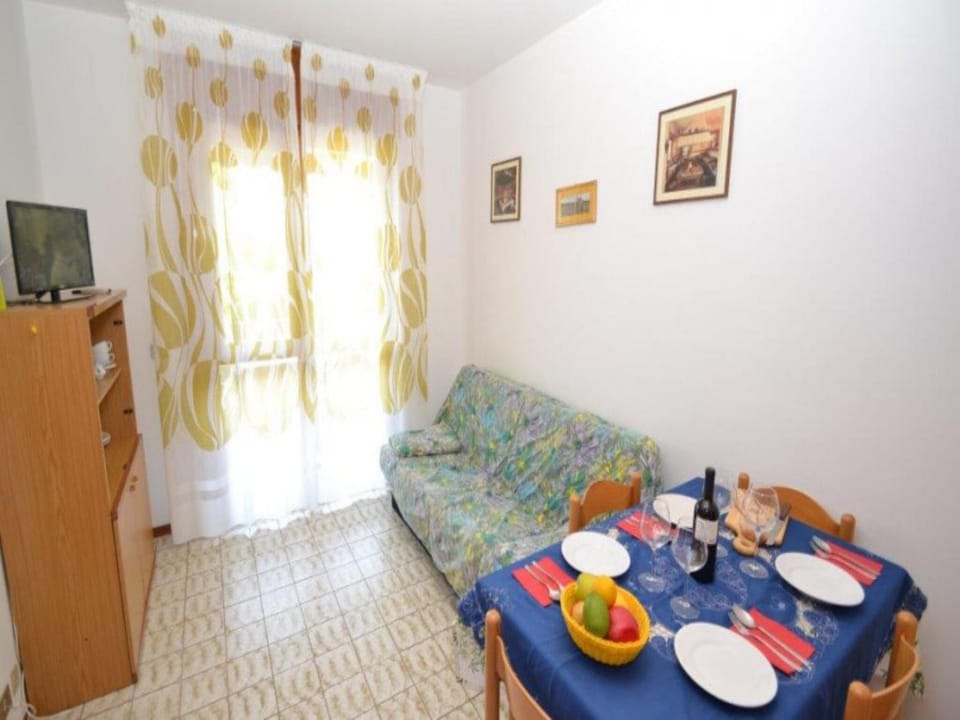 Communal lounge/ TV room, Living room, Dining area