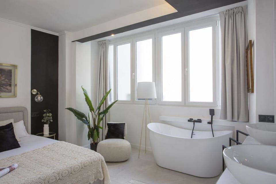 Bed, Bathroom, Photo of the whole room, Bedroom, Bath