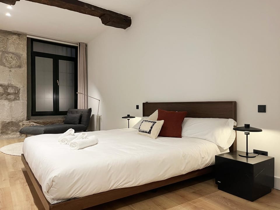 Bed, Bedroom, towels