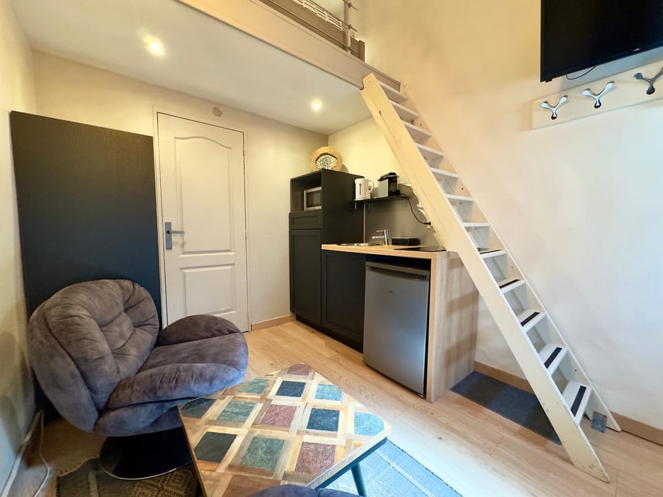 Kitchen or kitchenette, Living room