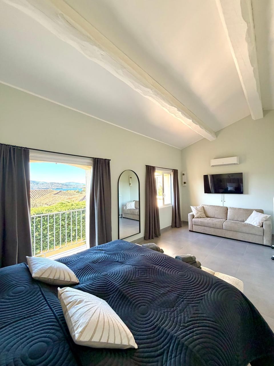 Bed, TV and multimedia, Bedroom