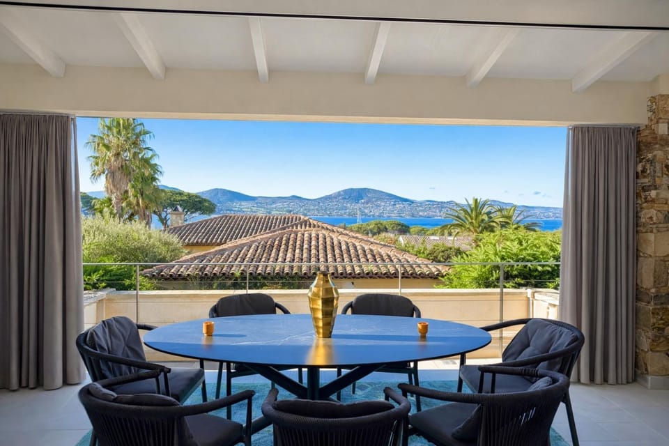 View (from property/room), Balcony/Terrace, Dining area, Sea view