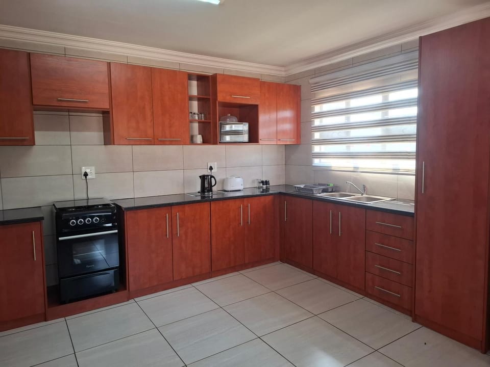 Coffee/tea facilities, oven, stove, toaster, kitchen