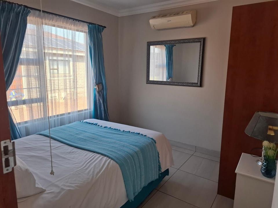 Bedroom, wardrobe, air conditioner
