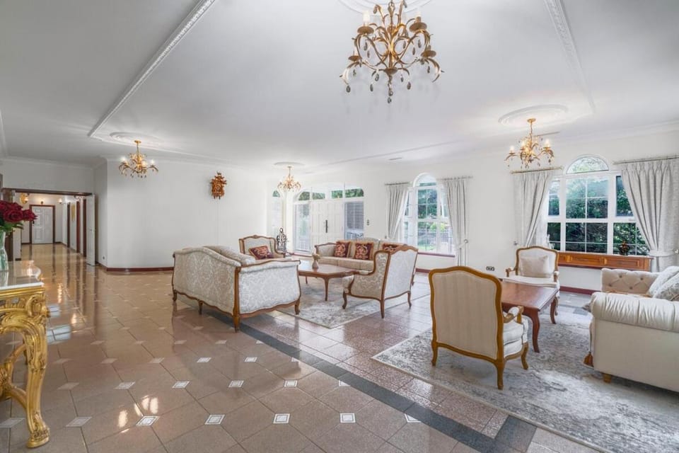 4Br Mansion with Classic Charm in Embassy Precinct Villa in Canberra