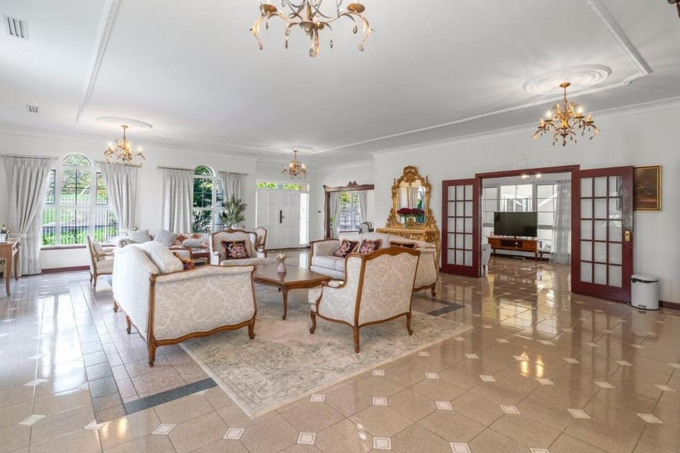 4Br Mansion with Classic Charm in Embassy Precinct Villa in Canberra