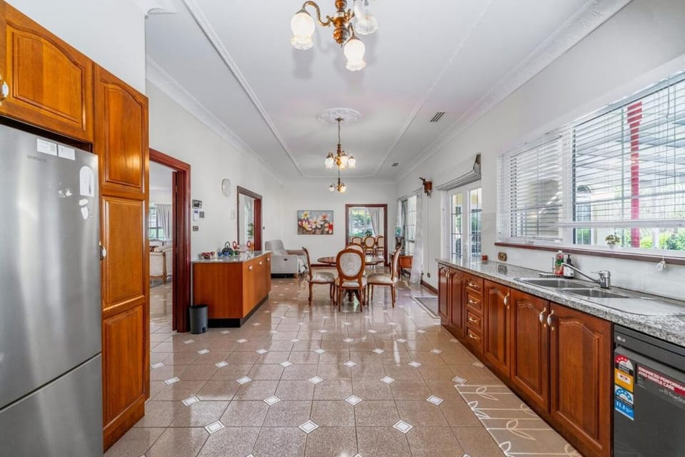 4Br Mansion with Classic Charm in Embassy Precinct Villa in Canberra