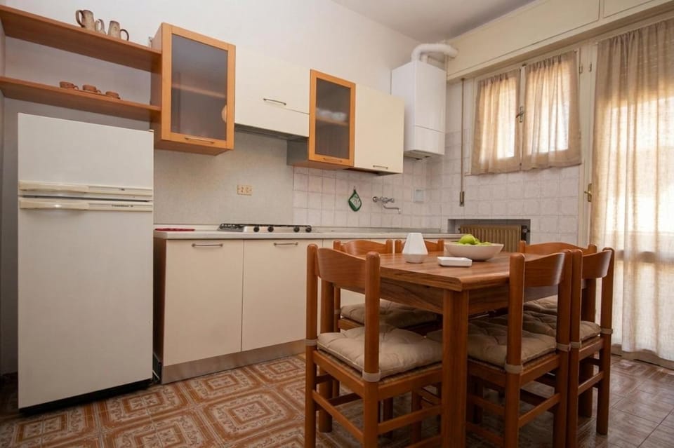 Dining area, kitchen
