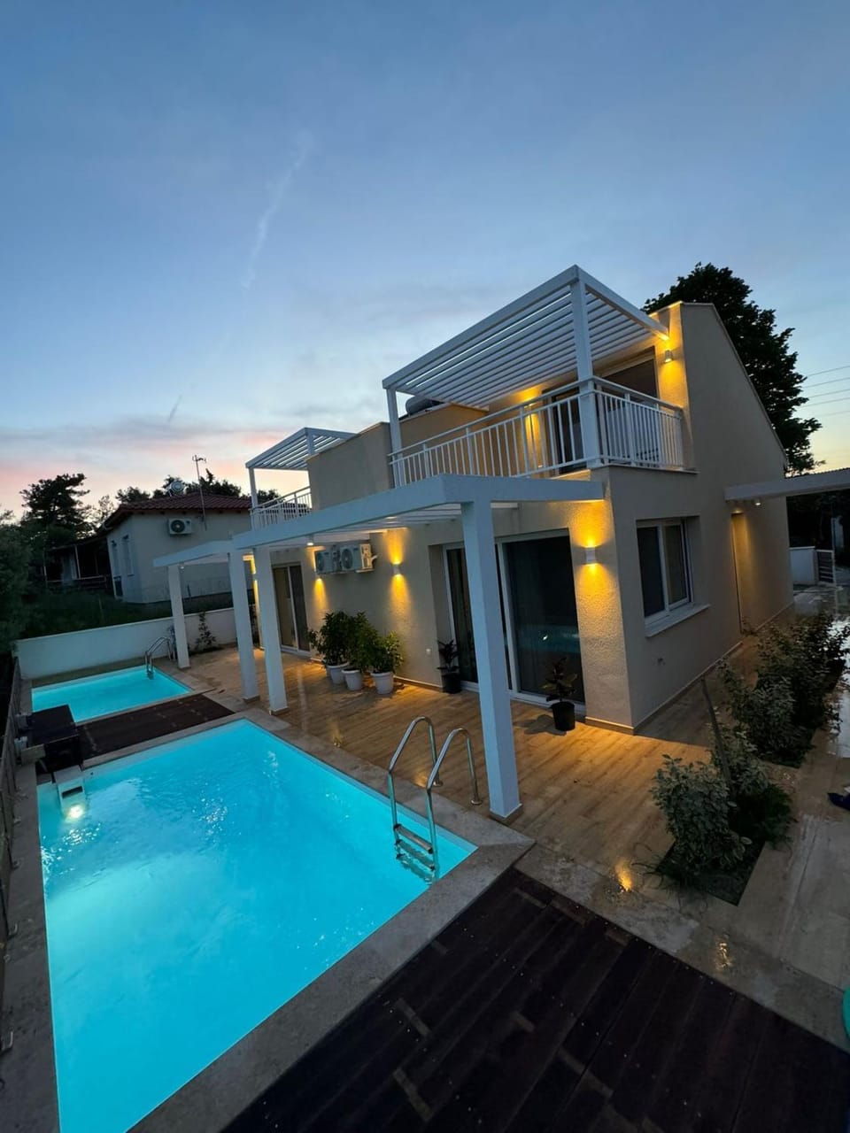 Property building, Patio, Day, Pool view, Swimming pool, sunbed