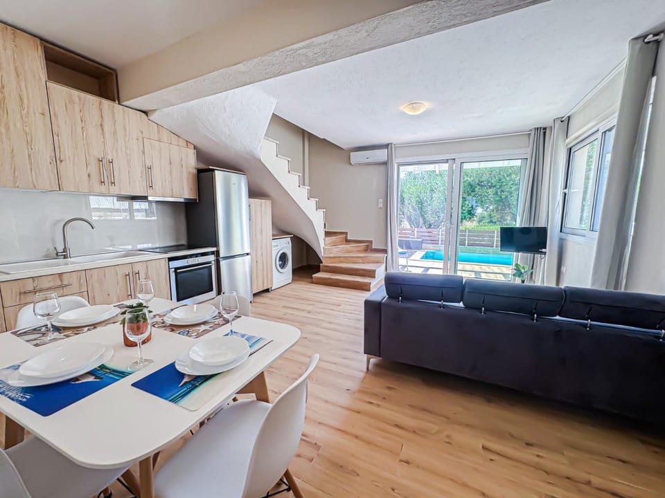 TV and multimedia, Kitchen or kitchenette, Living room, Seating area