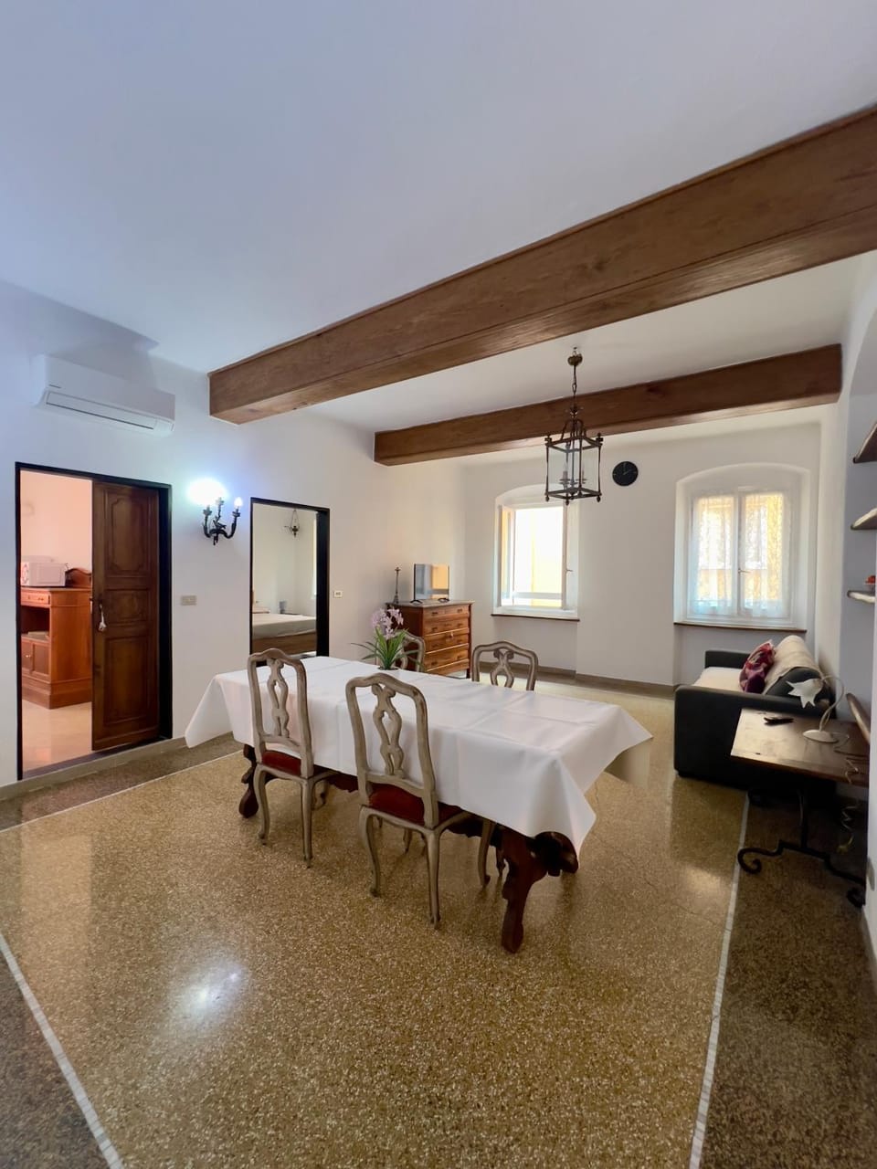 Bed, TV and multimedia, Dining area