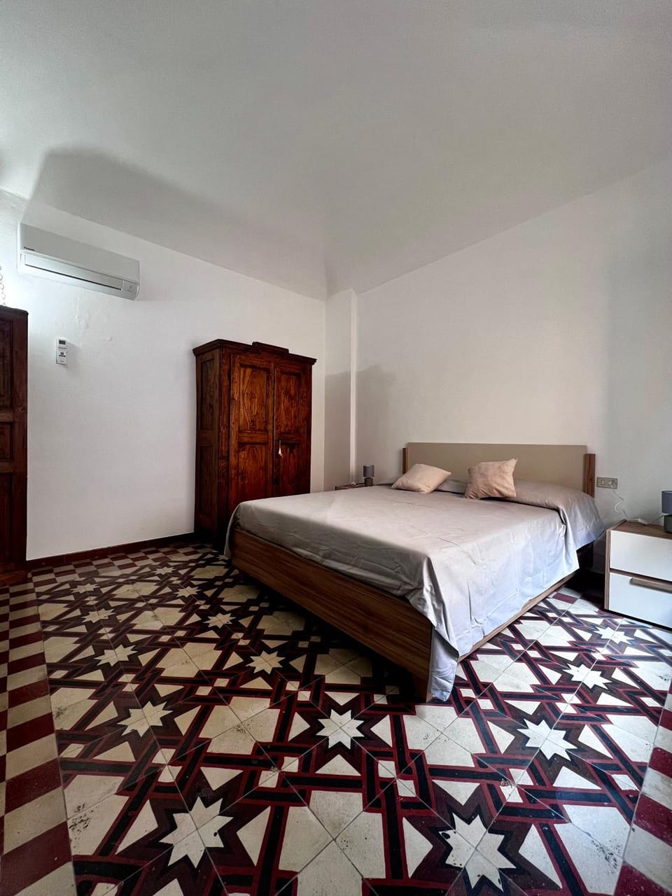Bedroom, wardrobe, air conditioner