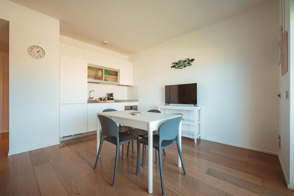 TV and multimedia, Kitchen or kitchenette, Dining area, stove