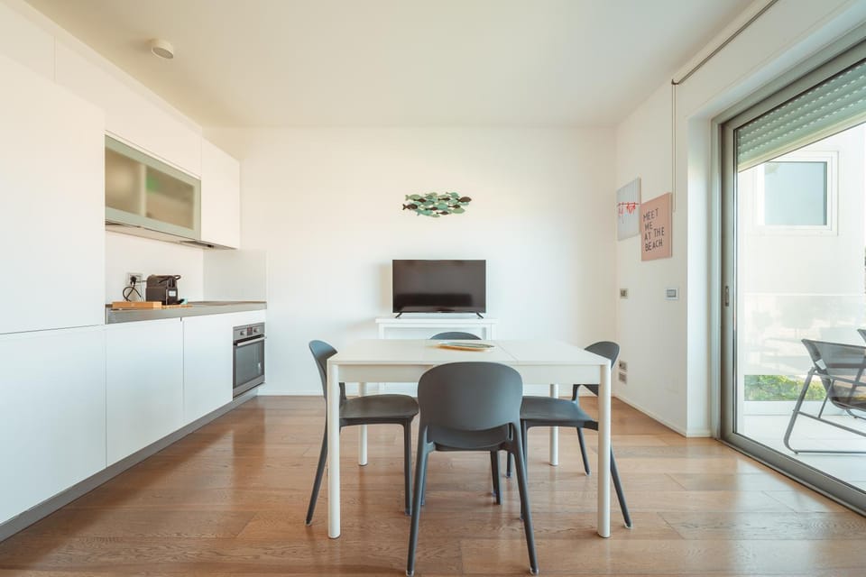 TV and multimedia, Kitchen or kitchenette, Living room, Seating area, Dining area