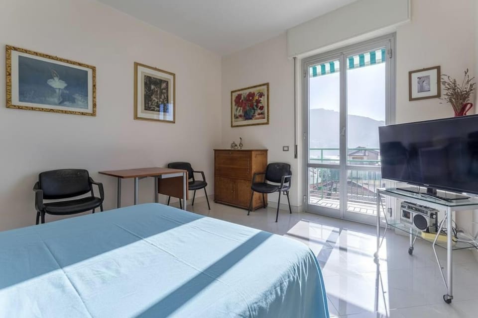 TV and multimedia, View (from property/room), Seating area, Bedroom, City view, Mountain view, Sea view