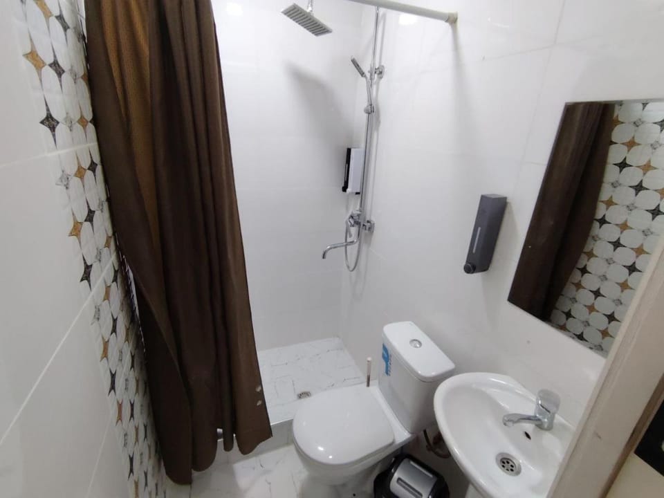 Shower, Toilet